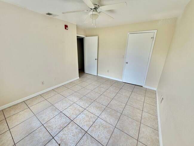 Building Photo - Orlando - 2 Bedroom, 1 Bathroom - $1395.00