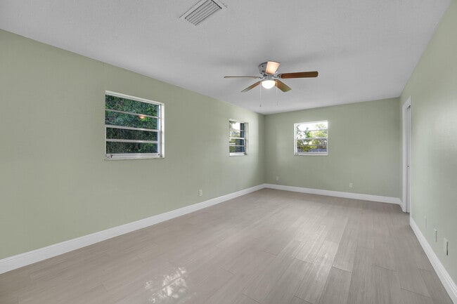 Building Photo - 154 SE Naranja Ave