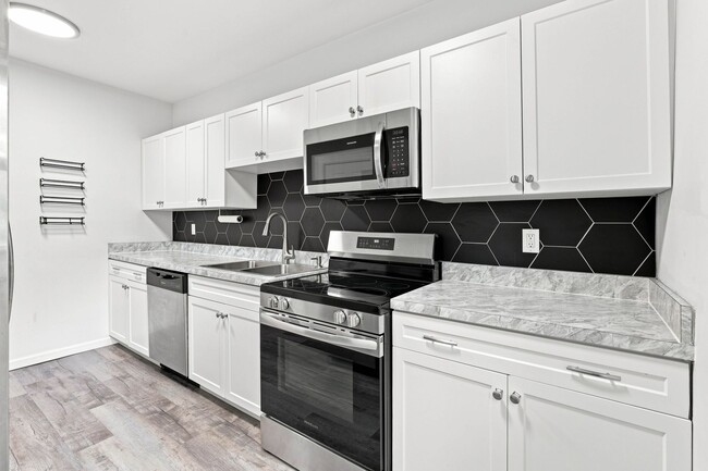 Building Photo - 550 Dauphin St
