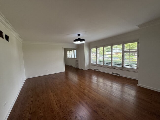 Building Photo - 687 Linden Ave