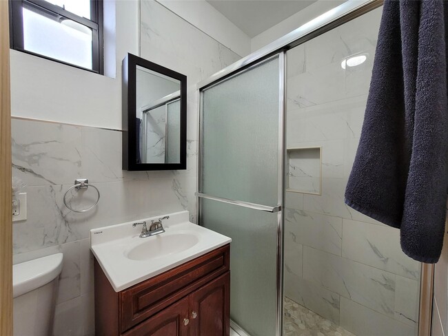 Building Photo - 385 Suydam St