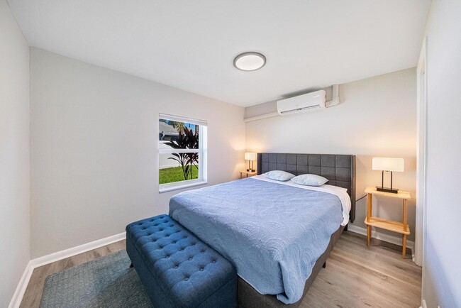 Building Photo - 717 SW 2nd Ct