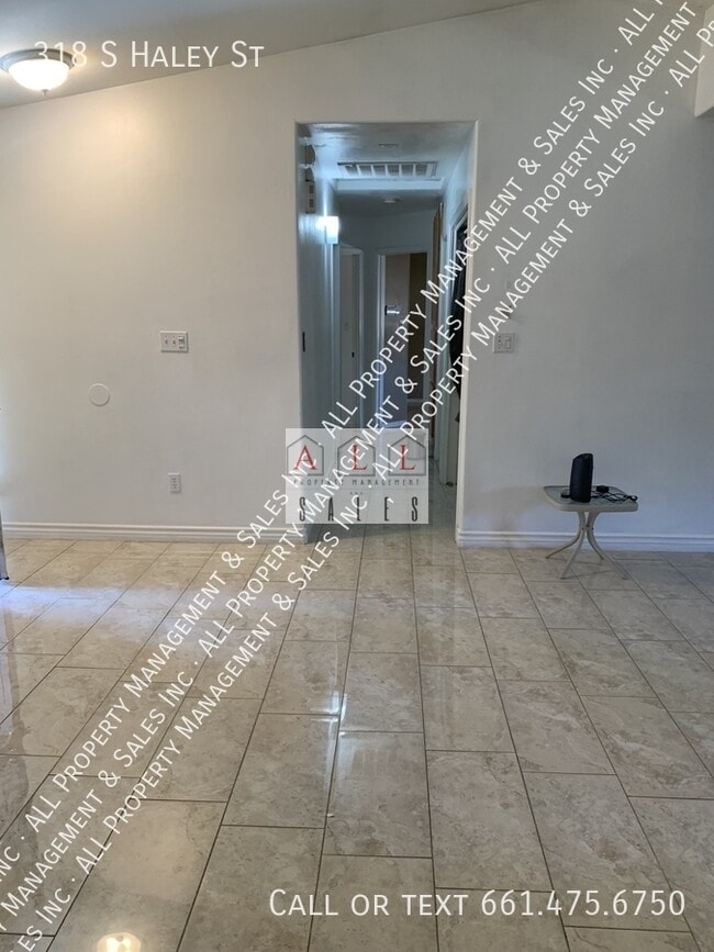 Building Photo - 318 S Haley St