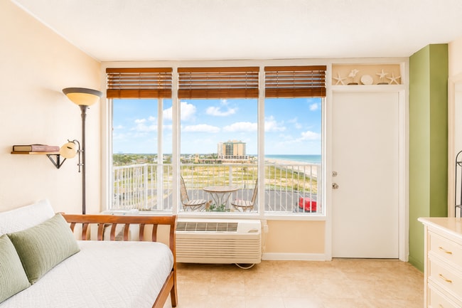 Building Photo - Cozy Studio on the Beach in Daytona Beach Shores