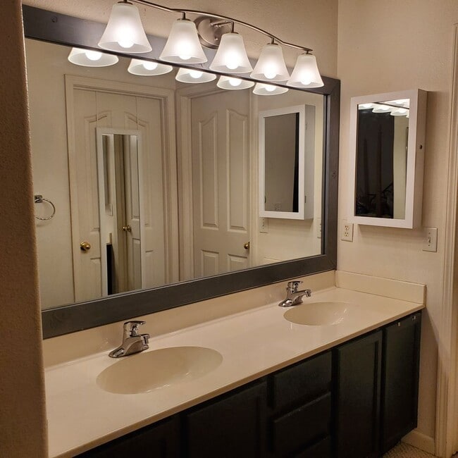 Building Photo - Quiet Home on Cul-De-Sac Available now!!