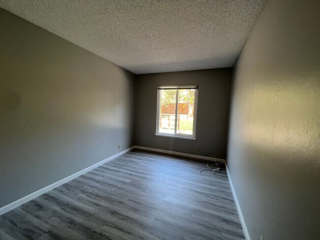Building Photo - Newly Updated 4/2 Home! Remodeled Bathroom...