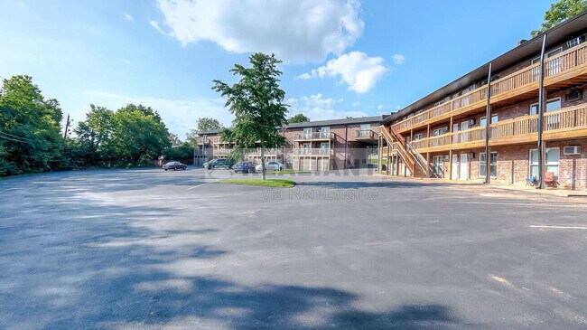 Building Photo - 2021 Cambridge Dr