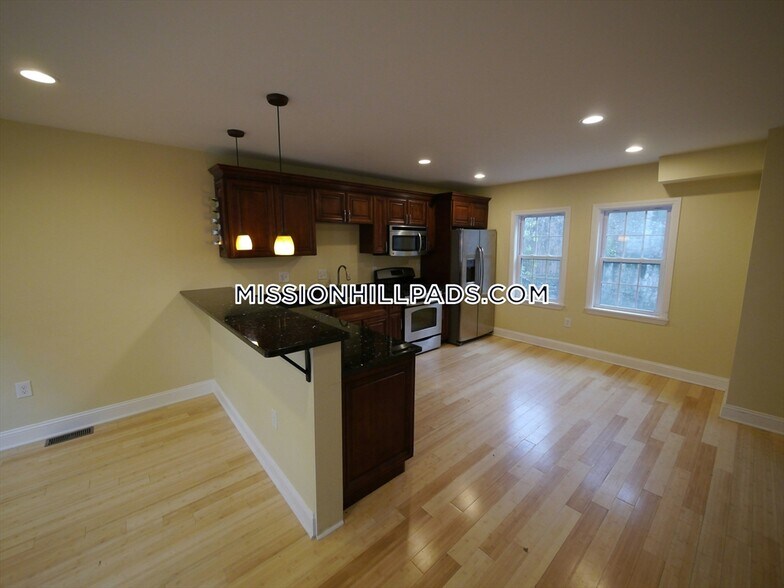 Building Photo - 5 Saint James Pl
