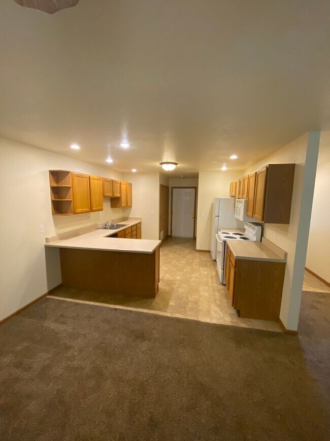 Building Photo - Beautiful 2 bedroom 1 bathroom duplex close to FLW!!
