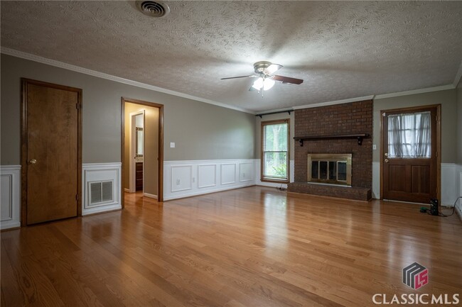 Building Photo - 1500 Crooked Creek Rd