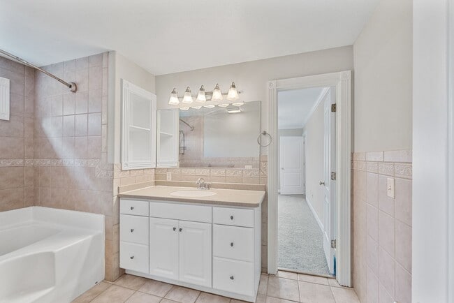 Building Photo - MOVE-IN READY! Quiet Neighborhood near Sho...