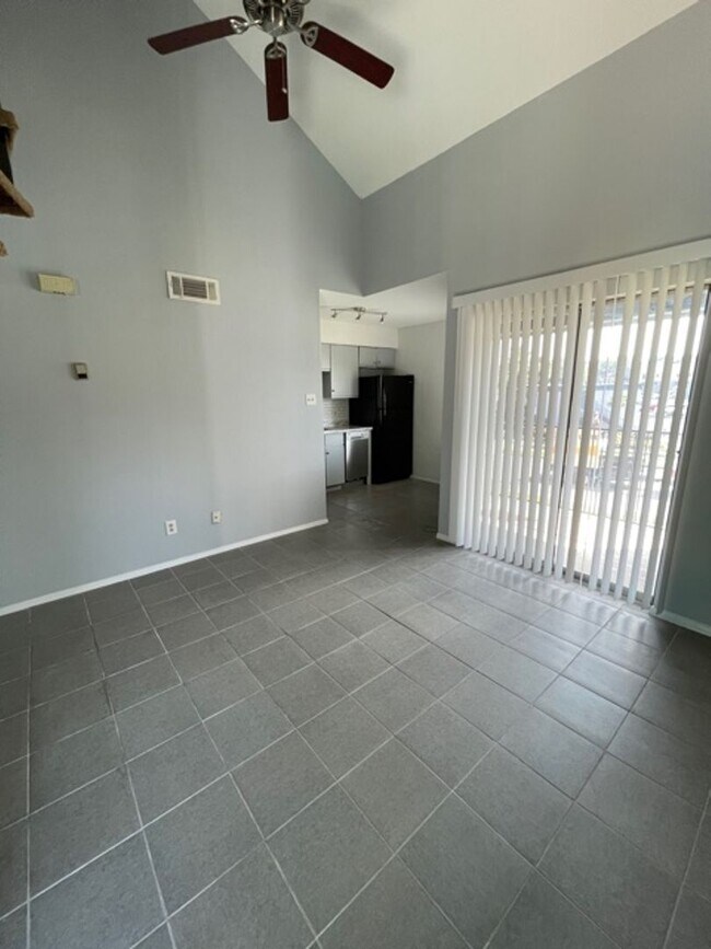 Building Photo - Cute Loft - Close to Downtown