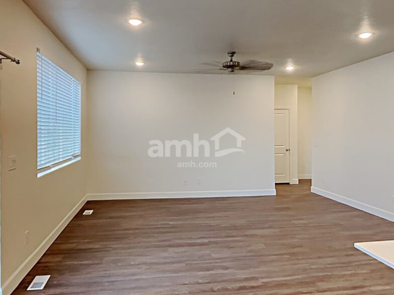 Building Photo - 2151 E Silverado Ln