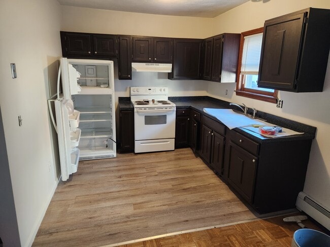 Building Photo - 7 School Ct