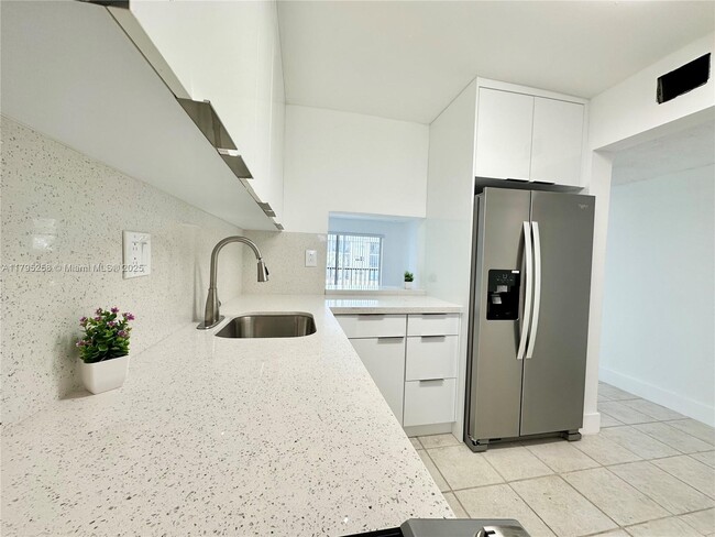 Building Photo - 8051 S Colony Cir