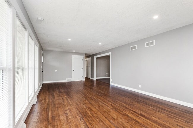 Building Photo - 1801 Elaine Dr