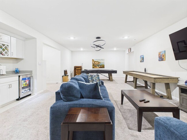 Building Photo - Stunning 5 Bedroom 4.5 Bathroom Located in...