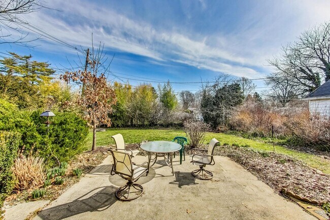 Building Photo - Fantastic in Frederick! Spacious 4 level Split -- 4 beds + 1 Full and 2 half baths
