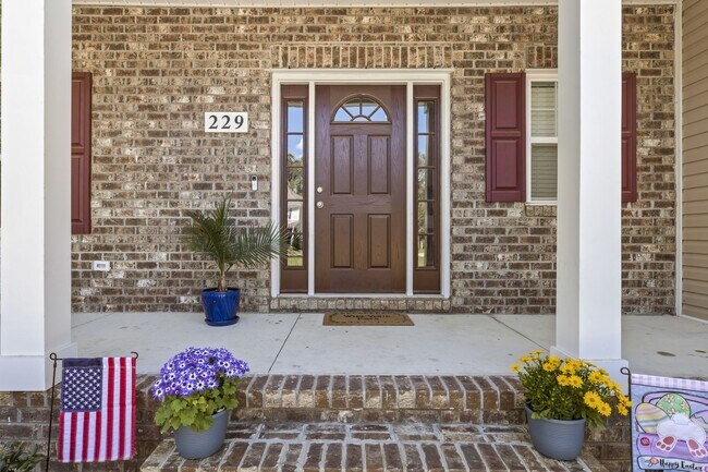 Building Photo - Spacious Home with Screened Porch & Community Kayak Launch