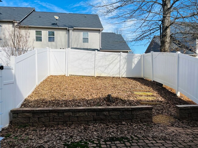 Building Photo - Sought after community, swimming/playground, courtyard, 1 car garage, 2 bed/2.5 bath, granite  co...