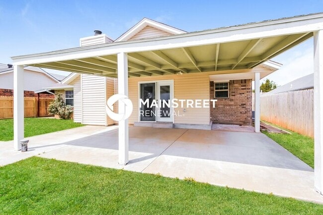 Building Photo - 3 Bedroom Pet-Friendly Home in MOORE, OK with Main Street Renewal