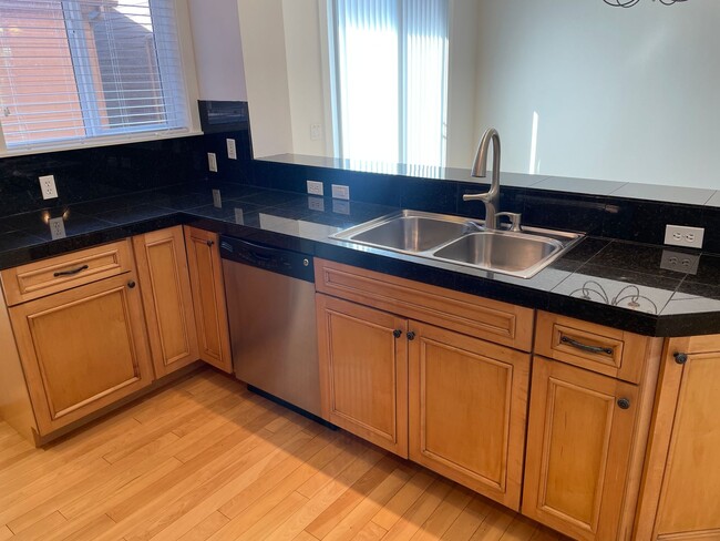Building Photo - Old Mill Townhome Available 5/5/25