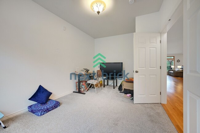 Building Photo - "Spacious 4-Bedroom Retreat with 4.5 Baths in Scenic Snohomish - Your 4400 Sq Ft Haven Awaits!"