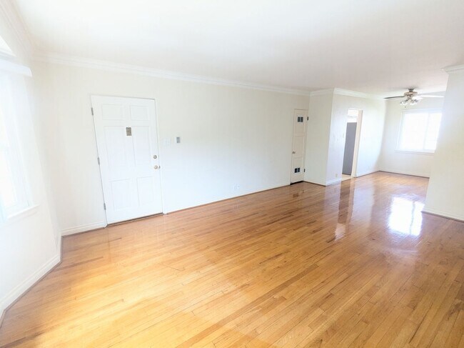 Building Photo - 5671 S San Vicente Blvd