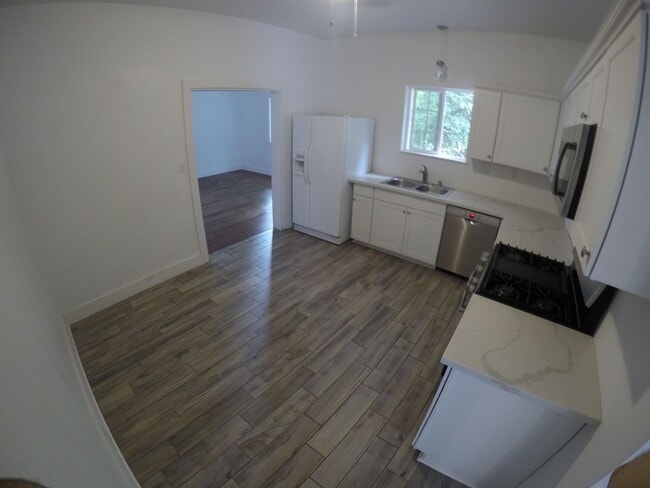 Building Photo - recently remodeled and upgraded!