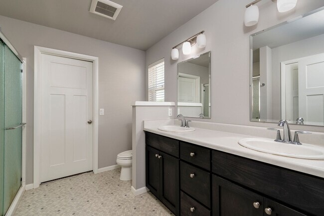 Building Photo - Professionally Managed Home in Convenient ...