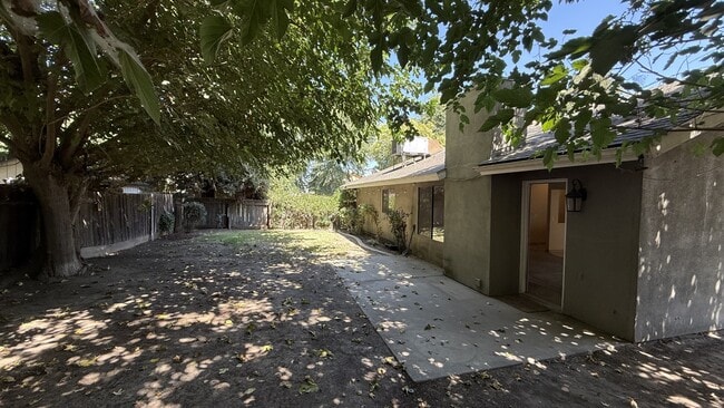 Building Photo - 817 S Julieann St
