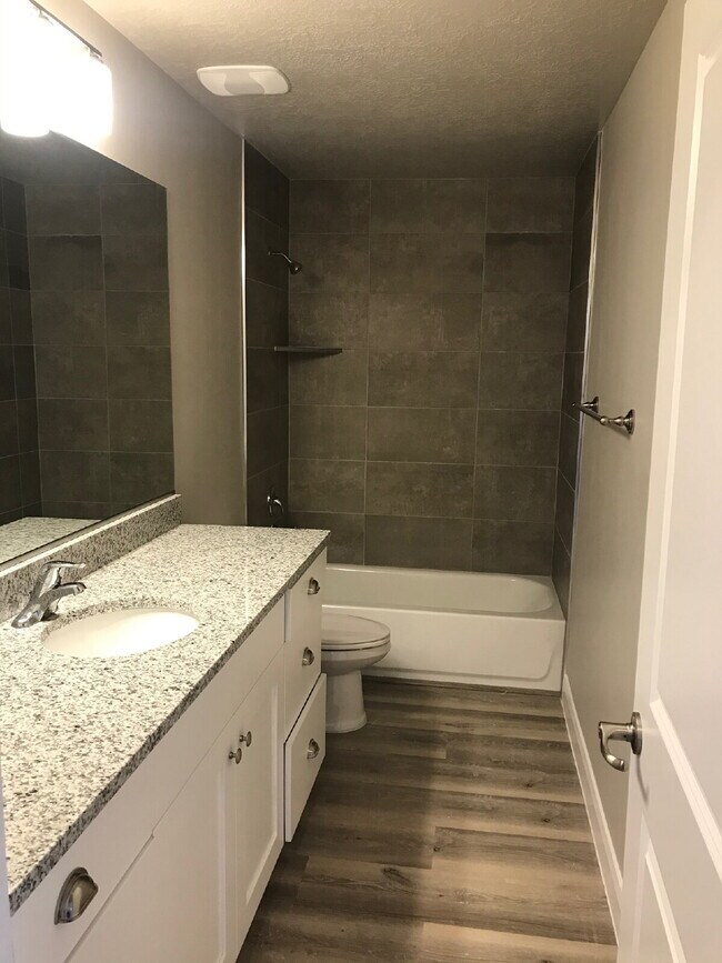 Building Photo - Spacious 4 bed 2.5 bath Townhome in Hurricane Heights