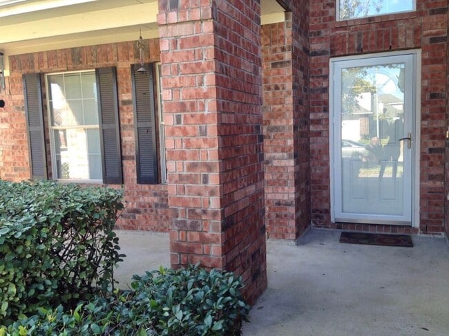 Building Photo - 2529 Artesia Dr