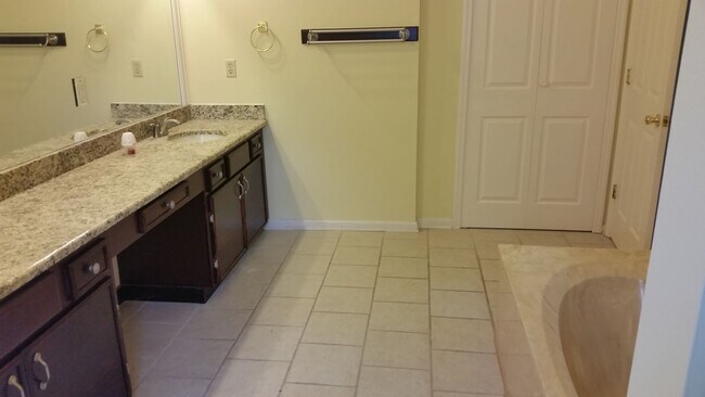 Building Photo - GA Town Home
