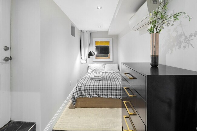 Building Photo - 4 York Ave