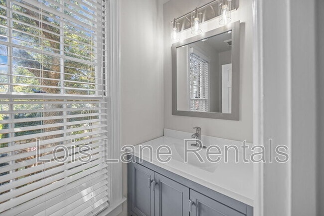 Building Photo - 12 Elliott St