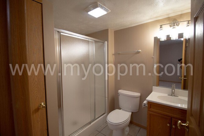 Building Photo - spacious 4-bedroom, 3-bathroom