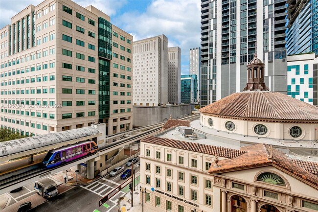 Building Photo - 121 NE 5th St