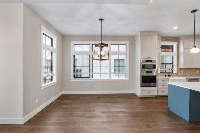 Building Photo - 3 Bedroom 2.5 Bathroom Townhouse in SpurWing