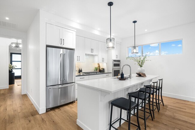 Building Photo - Brand New Luxury Duplex-Top of the line finishes & walking distance to The Village.