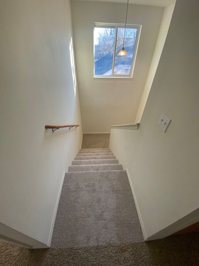 Building Photo - Don't miss this 4 Bedroom 1 1/2 Bath Northside Condo