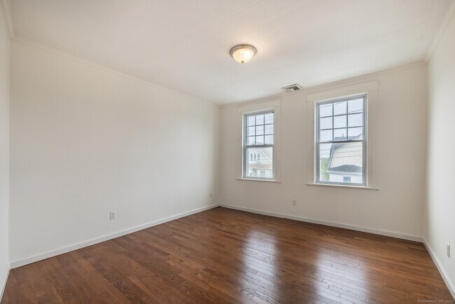 Building Photo - 239 Parrott Ave