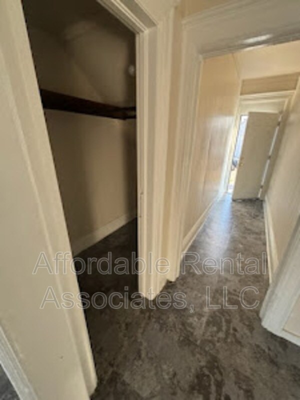 Building Photo - 1502 W Greenfield Ave