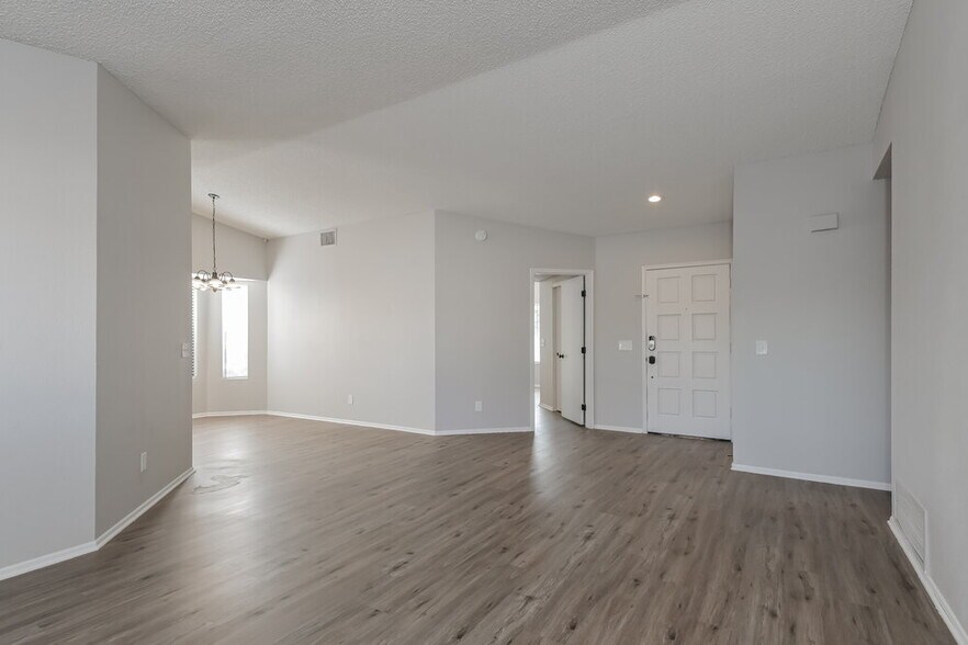 Building Photo - 10231 Cll Del Este