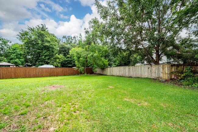 Building Photo - 4 Bedroom, 2 Bathroom Home in Park Hill Pl...