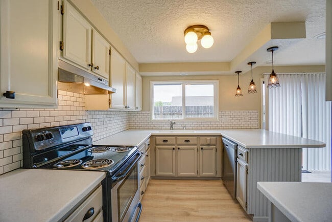 Building Photo - BEAUTIFUL THREE BEDROOM RANCH IN WEST LONGVIEW