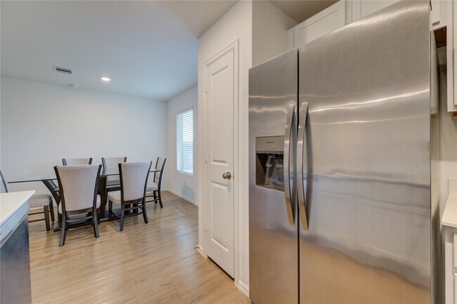Building Photo - 3110-3110 Spanish Oak Ln