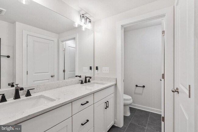 Building Photo - 45176 Drowes Ter