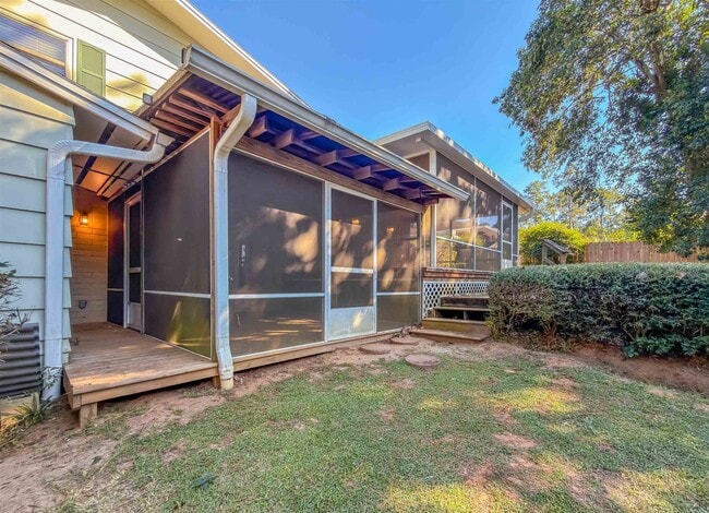 Building Photo - 810 Devon Dr