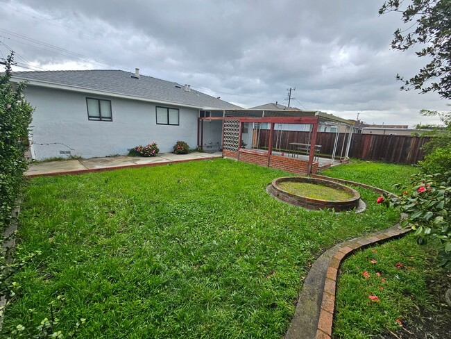 Building Photo - Freshly Updated 3 Bedroom House Looking fo...